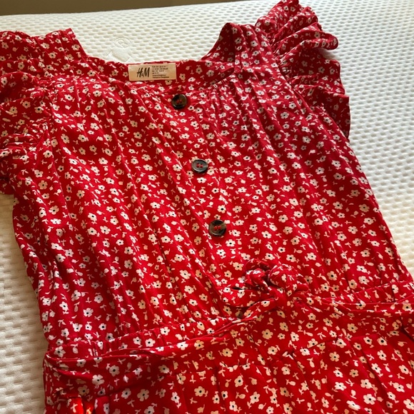 Girls size 8-9 romper with ruffle sleeve . Red with small white flowers - Picture 4 of 4